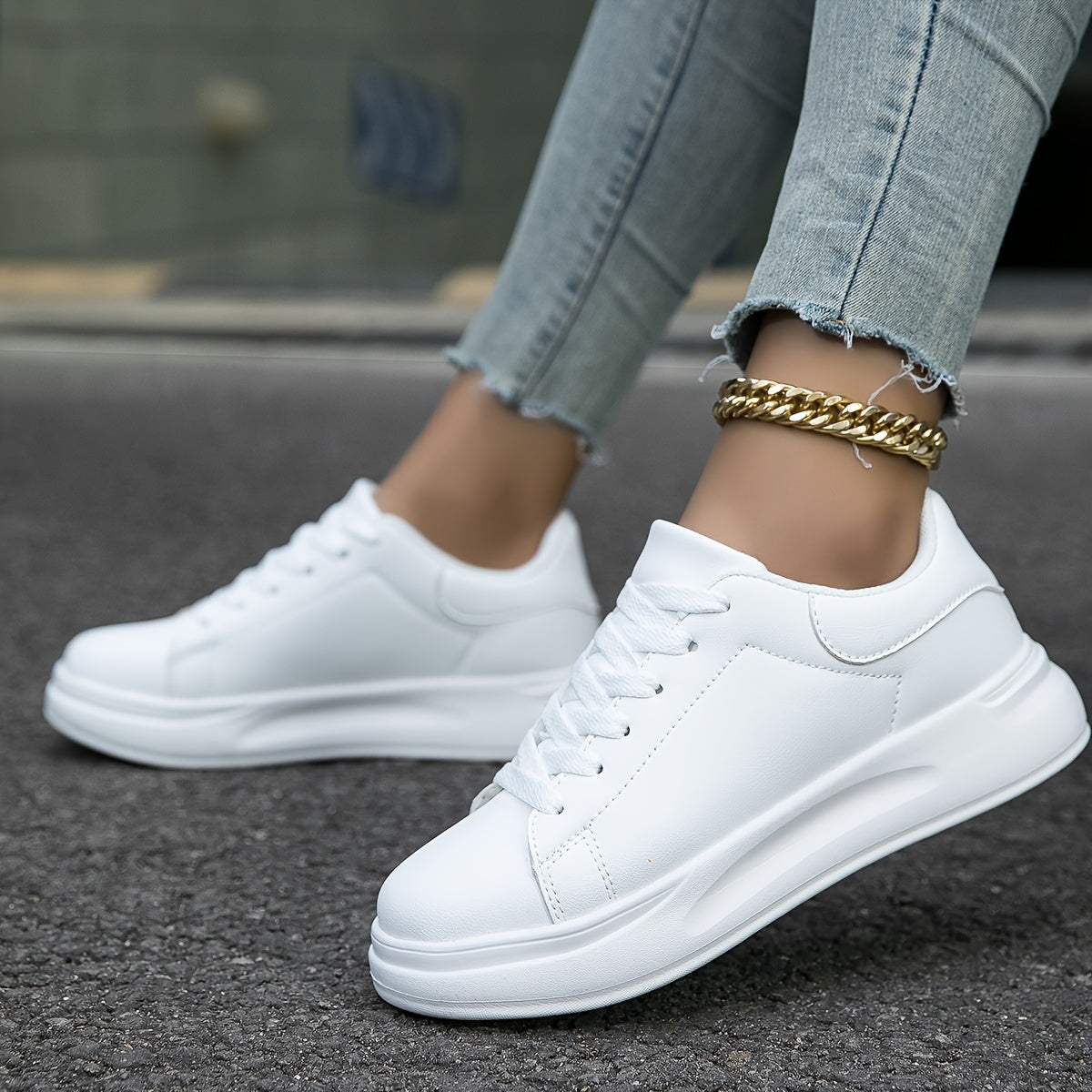 Baskets femme basses – Similicuir lisse – Silhouette classique – Lacets confortables