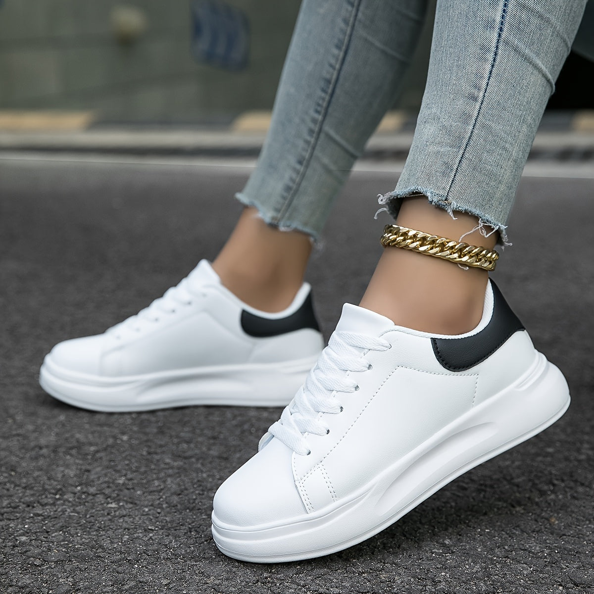 Baskets femme basses – Similicuir lisse – Silhouette classique – Lacets confortables