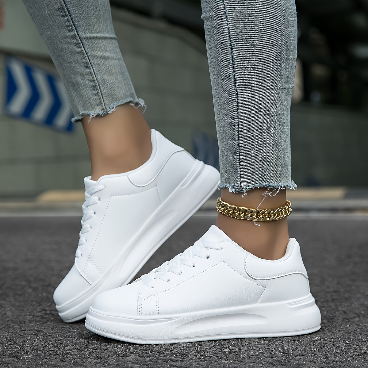 Baskets femme basses – Similicuir lisse – Silhouette classique – Lacets confortables