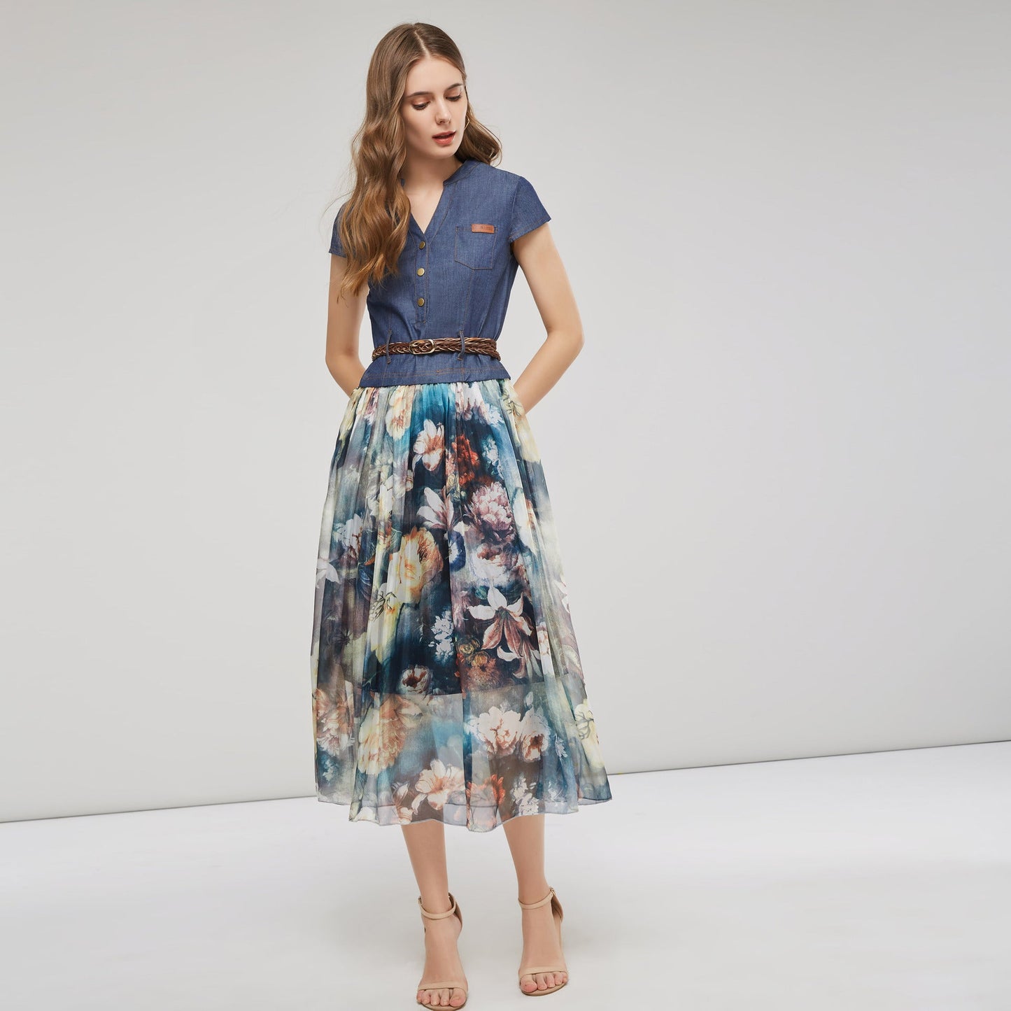 Long dress for women – Breathable fabric – Flowing cut – V-neck – Braided belt