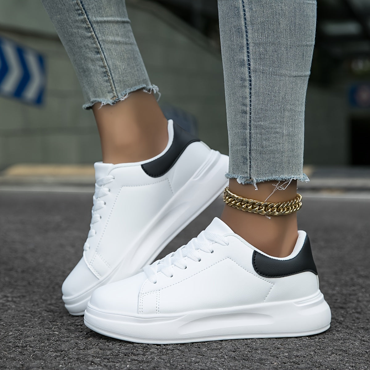 Baskets femme basses – Similicuir lisse – Silhouette classique – Lacets confortables
