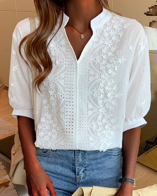 Women's blouse – Relaxed fit – Puff sleeves – Embroidered floral details – Breathable fabric