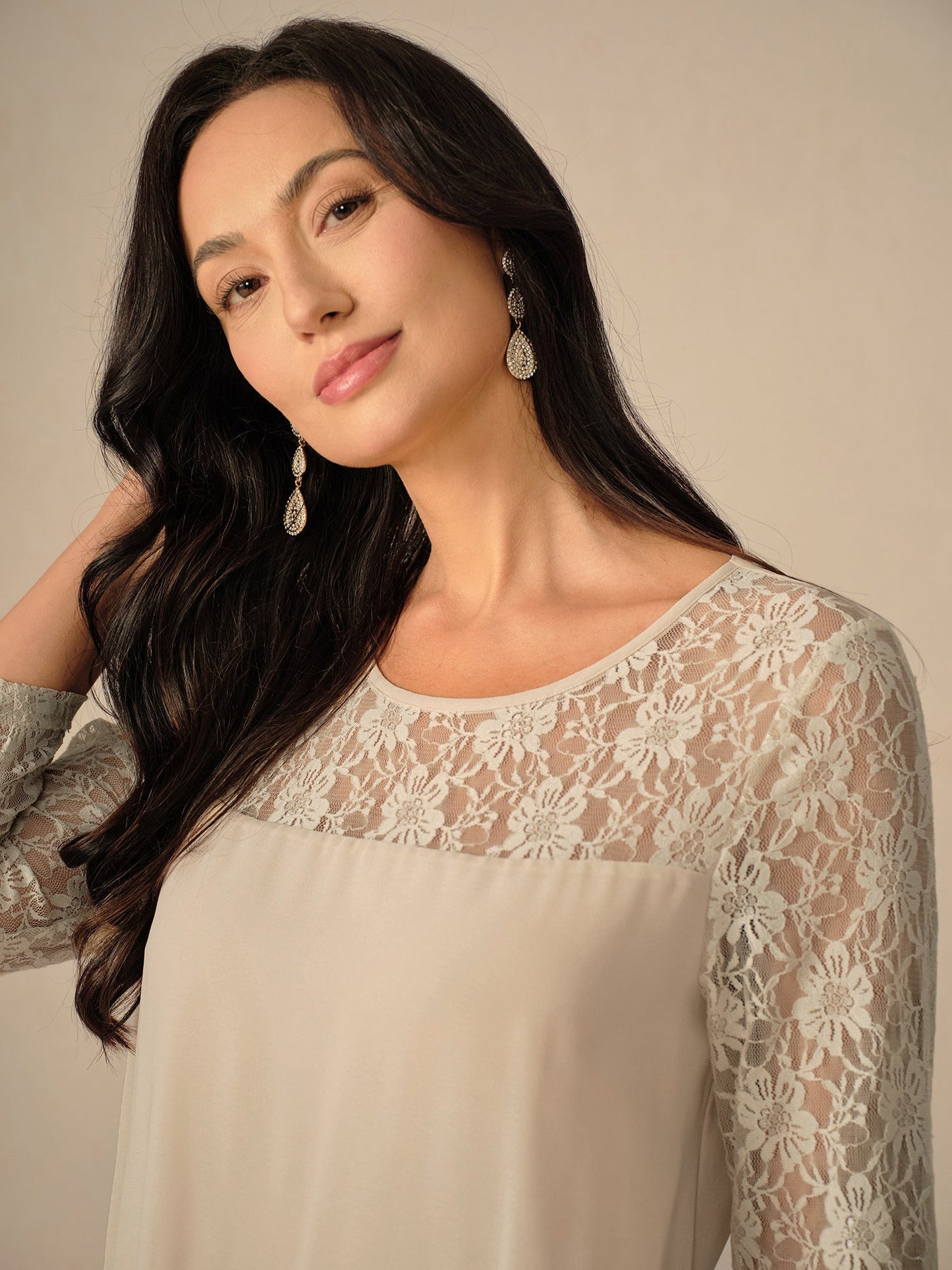 Robe femme midi – Coupe fluide – Manches dentelle – Chiffon superposé élégant