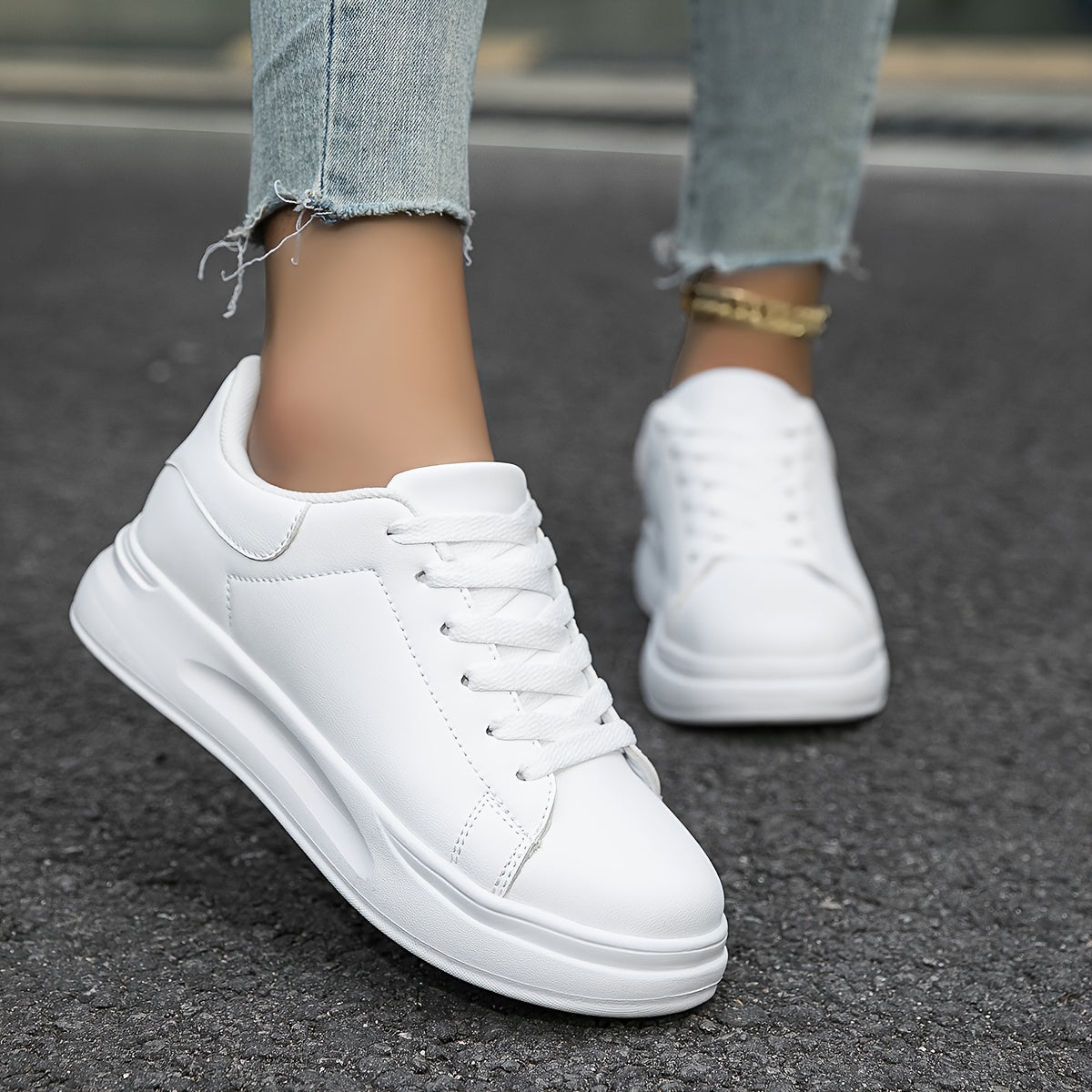 Baskets femme basses – Similicuir lisse – Silhouette classique – Lacets confortables