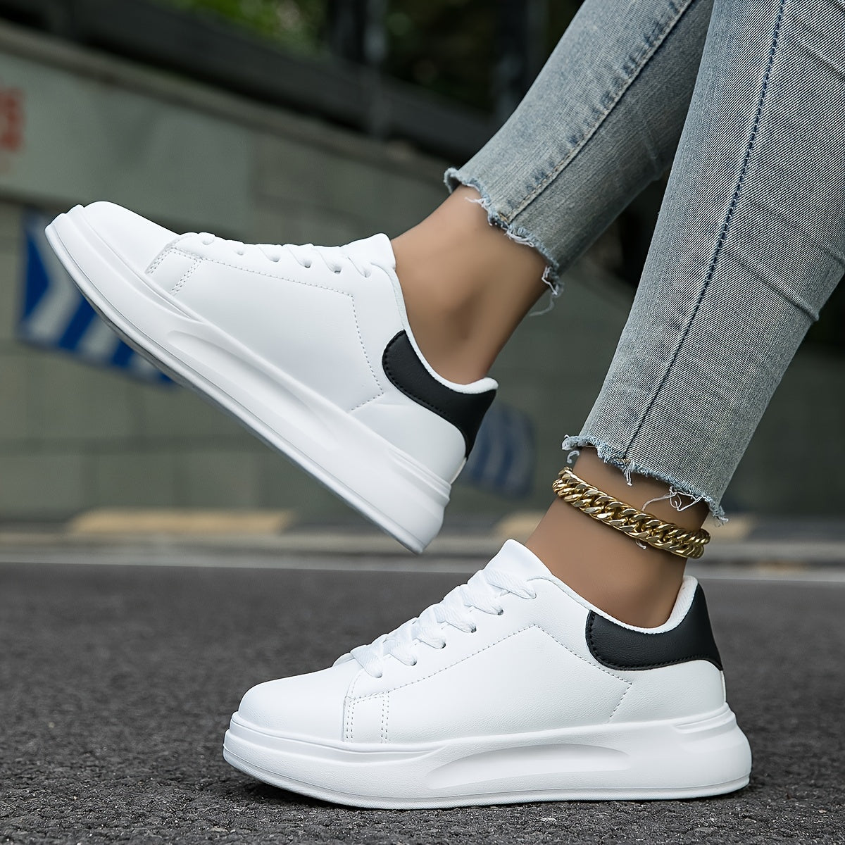 Baskets femme basses – Similicuir lisse – Silhouette classique – Lacets confortables