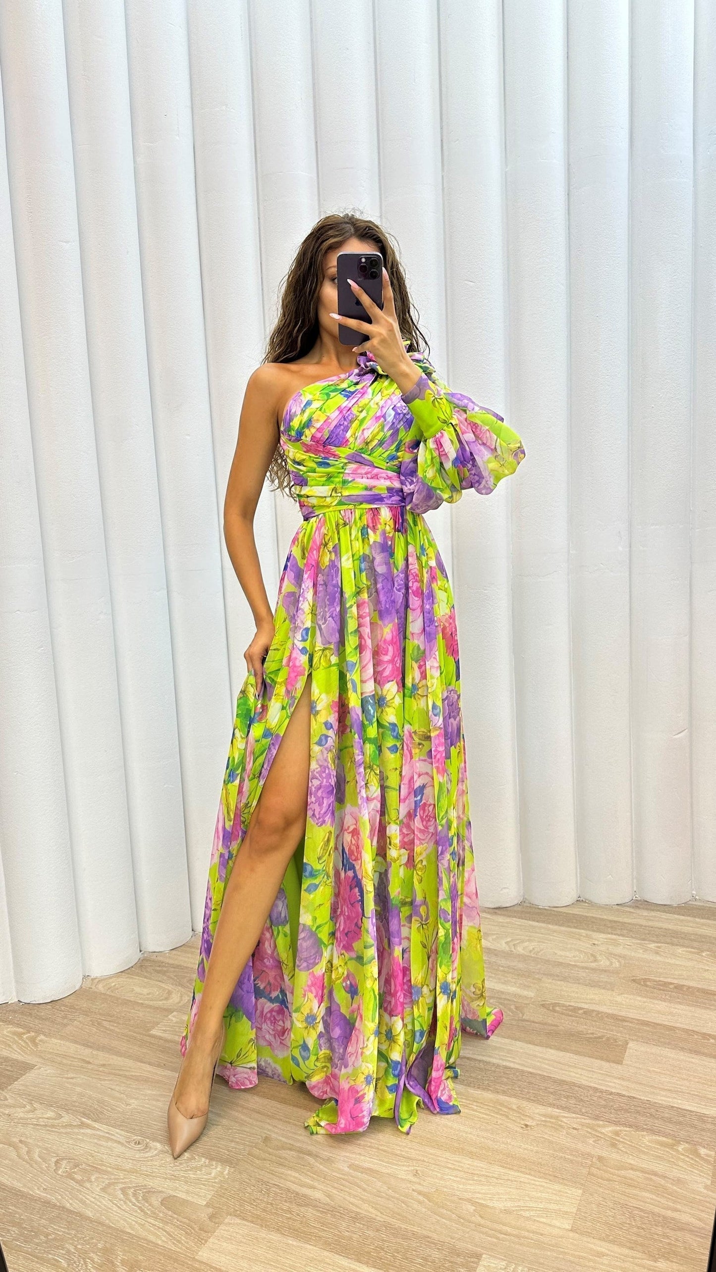 Robe longue femme – Epaule unique – Fente haute – Imprimé fleuri – Tissu fluide