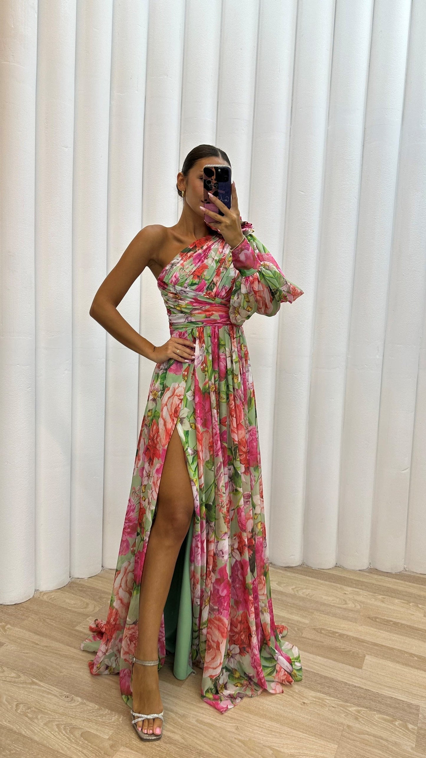 Robe longue femme – Epaule unique – Fente haute – Imprimé fleuri – Tissu fluide