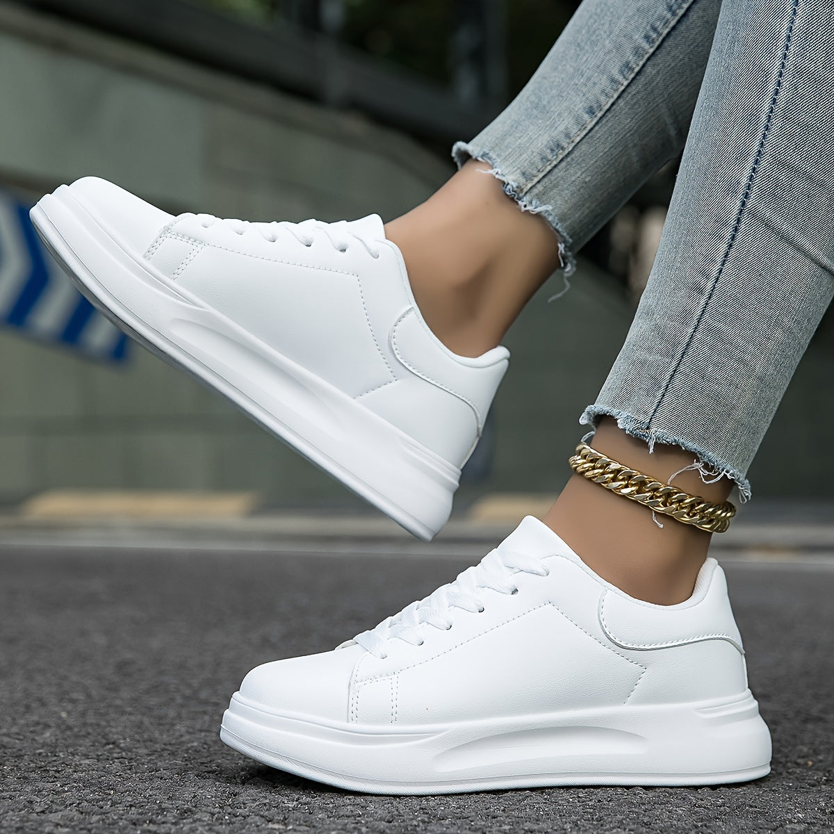 Baskets femme basses – Similicuir lisse – Silhouette classique – Lacets confortables