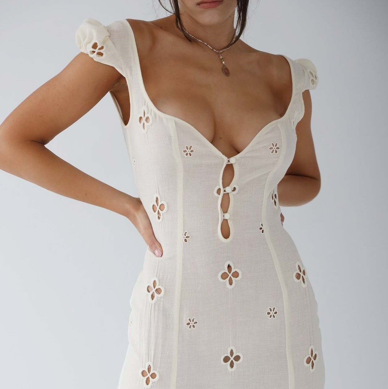Robe femme midi – Coupe ajustée – Broderies ajourées – Manches courtes – Décolleté V