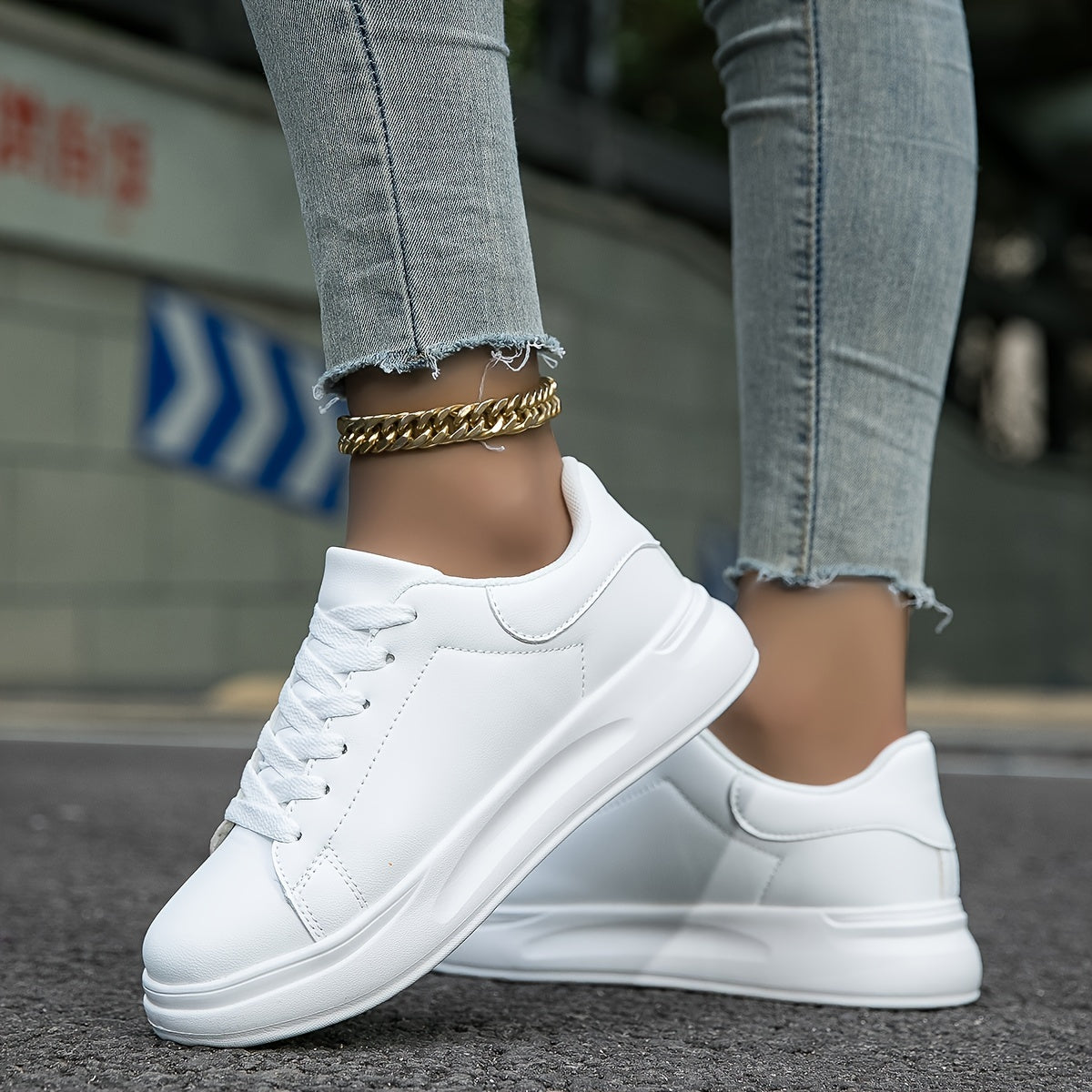Baskets femme basses – Similicuir lisse – Silhouette classique – Lacets confortables