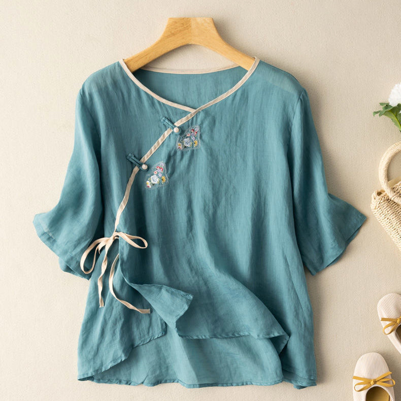 Women's blouse – Loose fit – Short sleeves – Breathable fabric – Embroidered detail – Front tie
