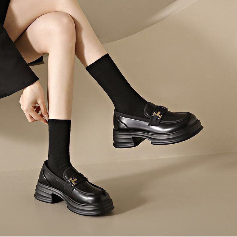 Mocassins femme – Semelle épaisse – Enfilage facile – Finition lisse – Détail métal