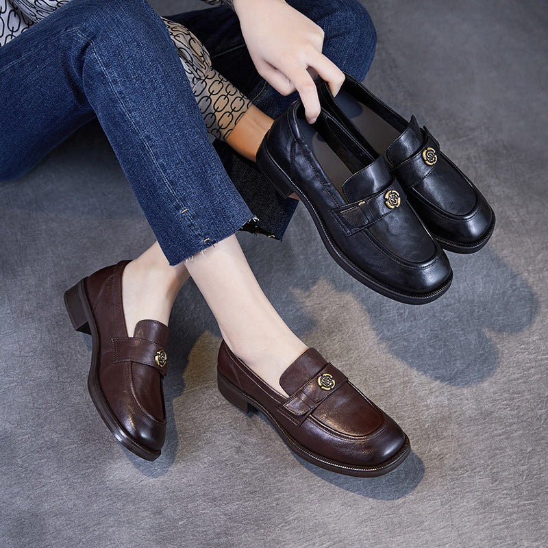 Mocassins Femme – Coupe Slim – Bout Mocassiné – Détail Camélia – Talon Plat