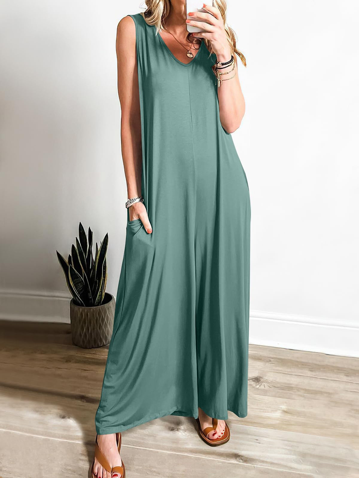 Women's long dress – Flowing fit – Sleeveless – V-neck – Side pockets