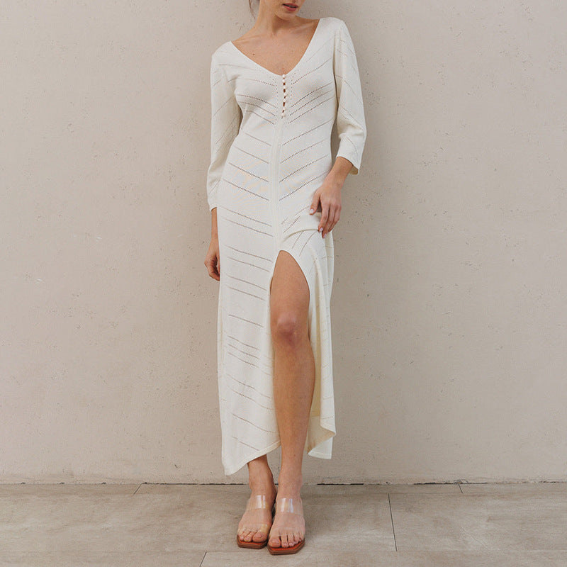 Robe longue femme – Maille douce – Coupe ajustée – Col en V – Fente haute – Manches longues ajourées
