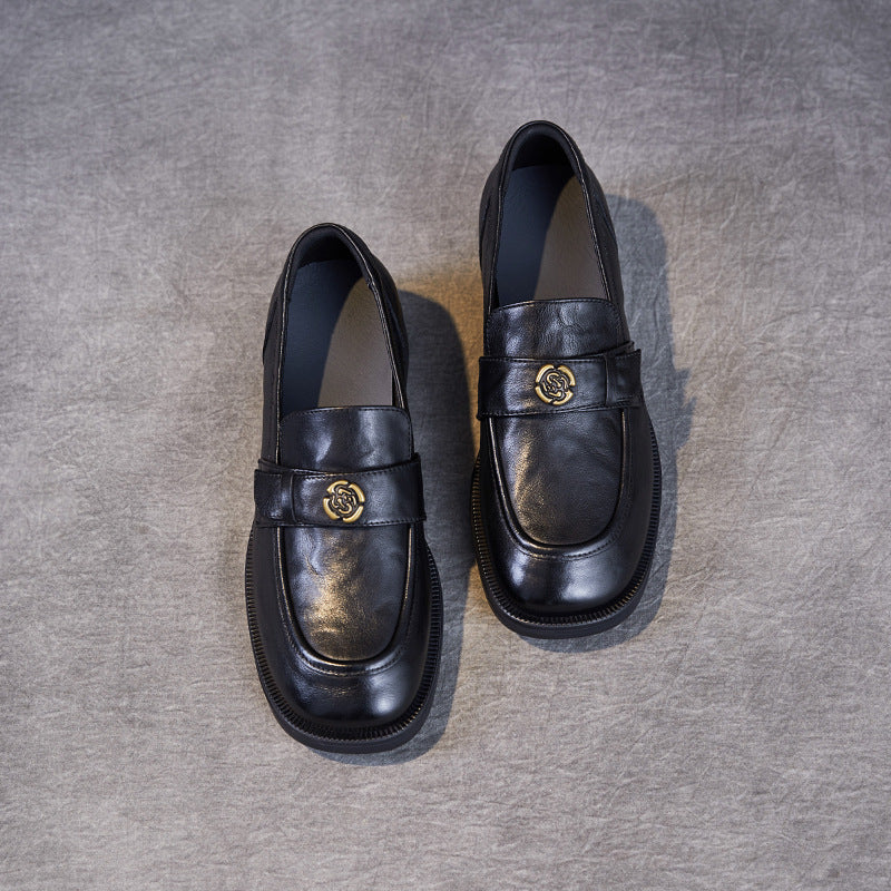 Mocassins Femme – Coupe Slim – Bout Mocassiné – Détail Camélia – Talon Plat