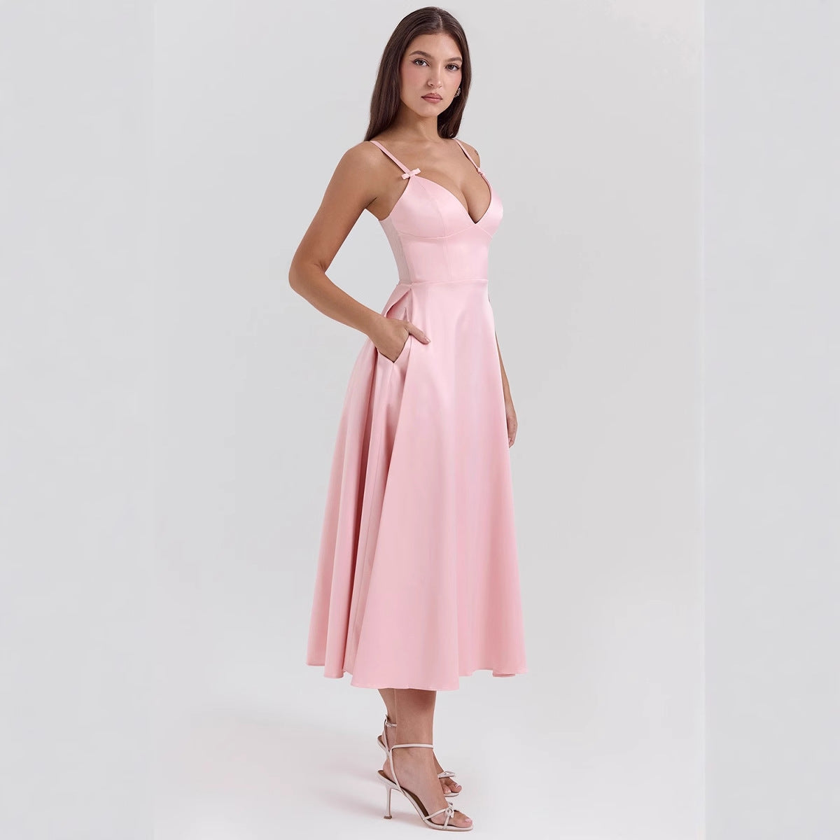 Robe femme satinée – Décolleté en V – Bretelles fines – Coupe évasée mi-longue