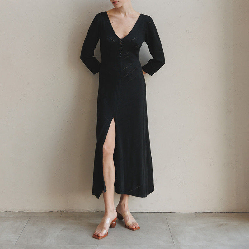 Robe longue femme – Maille douce – Coupe ajustée – Col en V – Fente haute – Manches longues ajourées