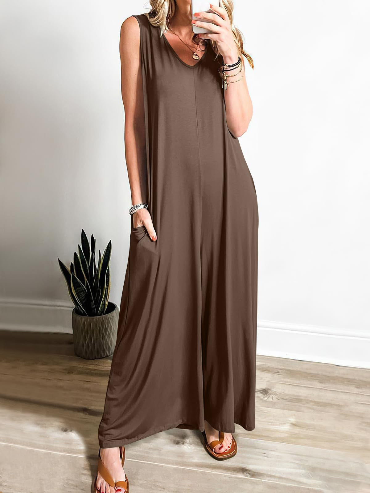 Women's long dress – Flowing fit – Sleeveless – V-neck – Side pockets
