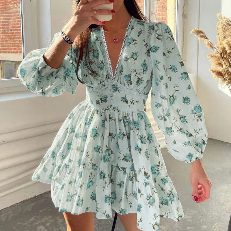 Robe courte femme – coupe évasée – col V dentelle – manches bouffantes florales
