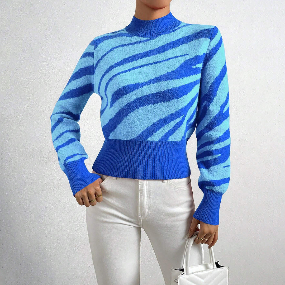 Pull femme – Maille douce – Coupe régulière – Motif zébré – Col semi-montant