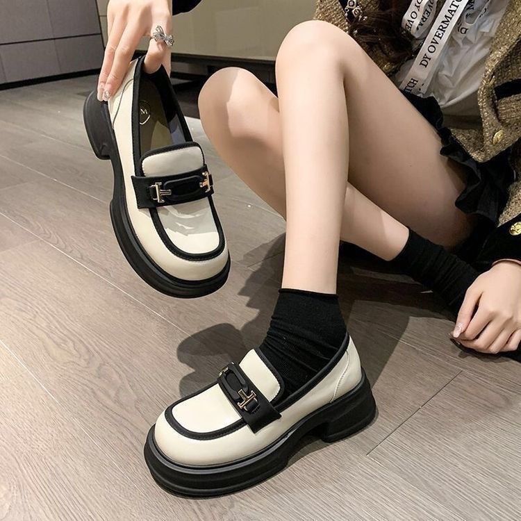 Mocassins femme – Semelle épaisse – Enfilage facile – Finition lisse – Détail métal