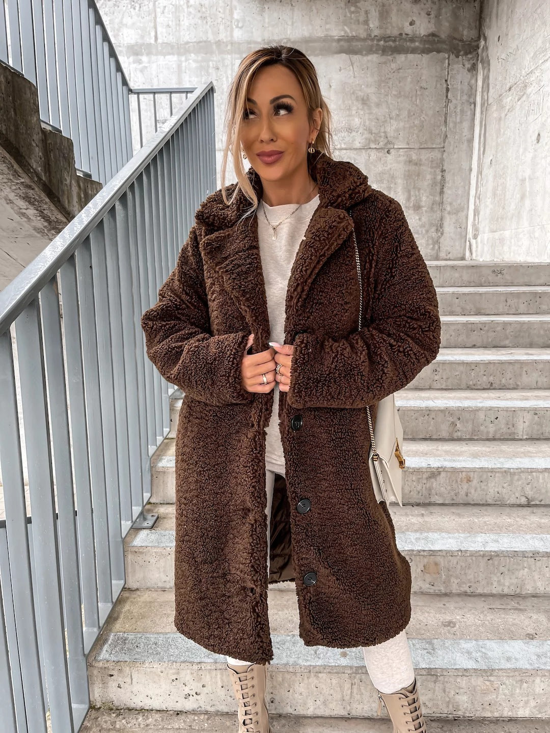 Women's long coat – Oversized cut – Plush texture – Notched collar – Buttons – Pockets