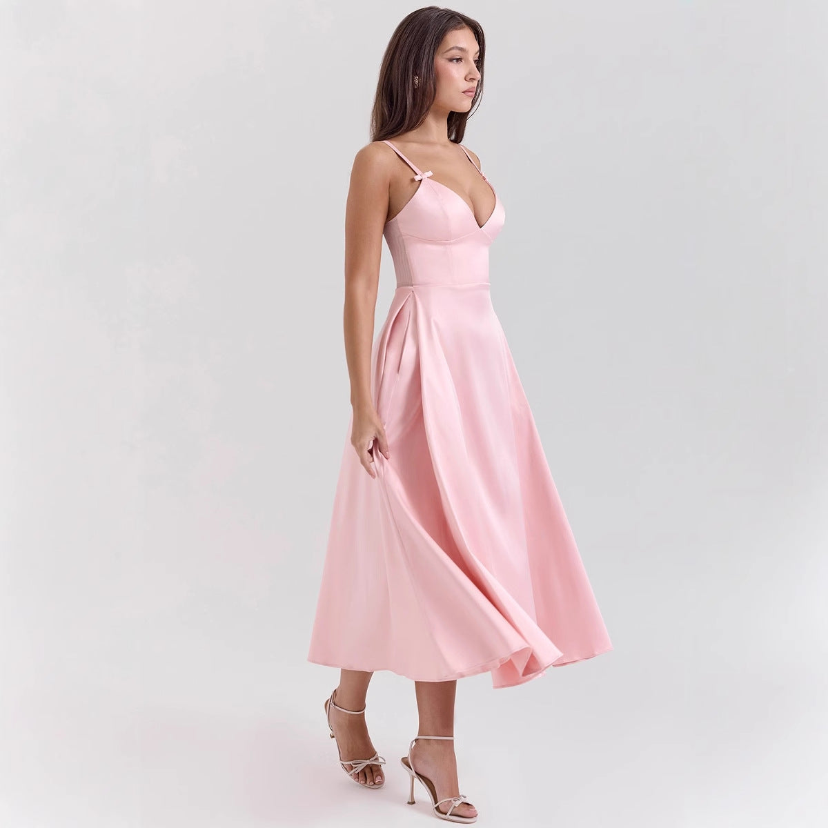 Robe femme satinée – Décolleté en V – Bretelles fines – Coupe évasée mi-longue