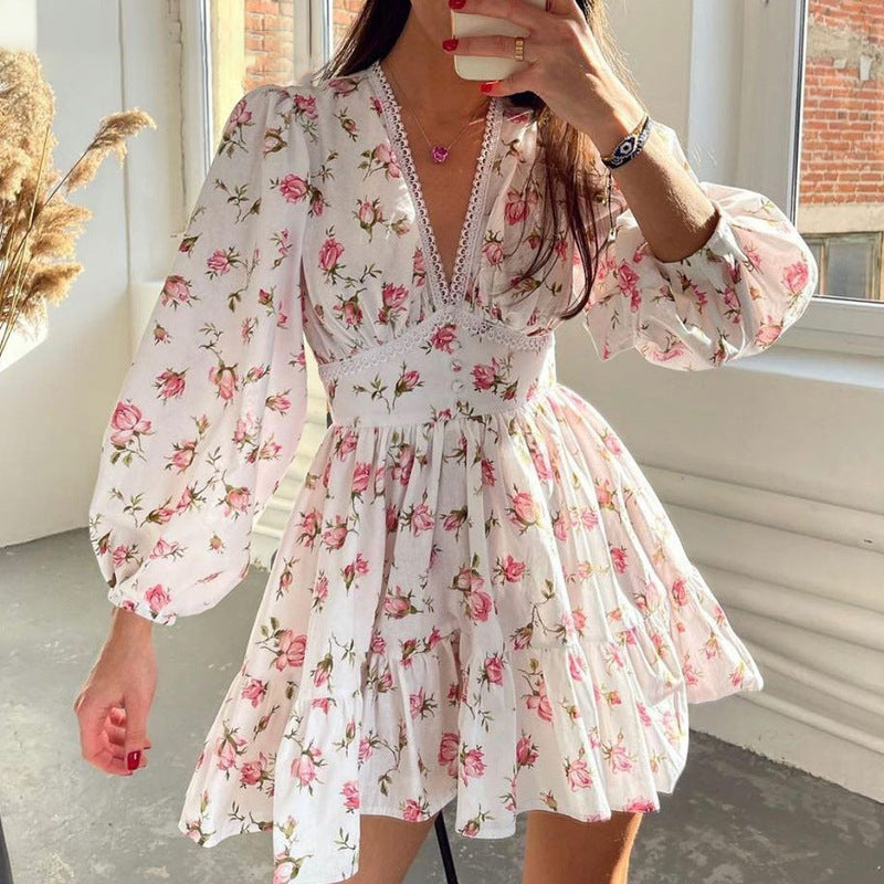 Robe courte femme – coupe évasée – col V dentelle – manches bouffantes florales