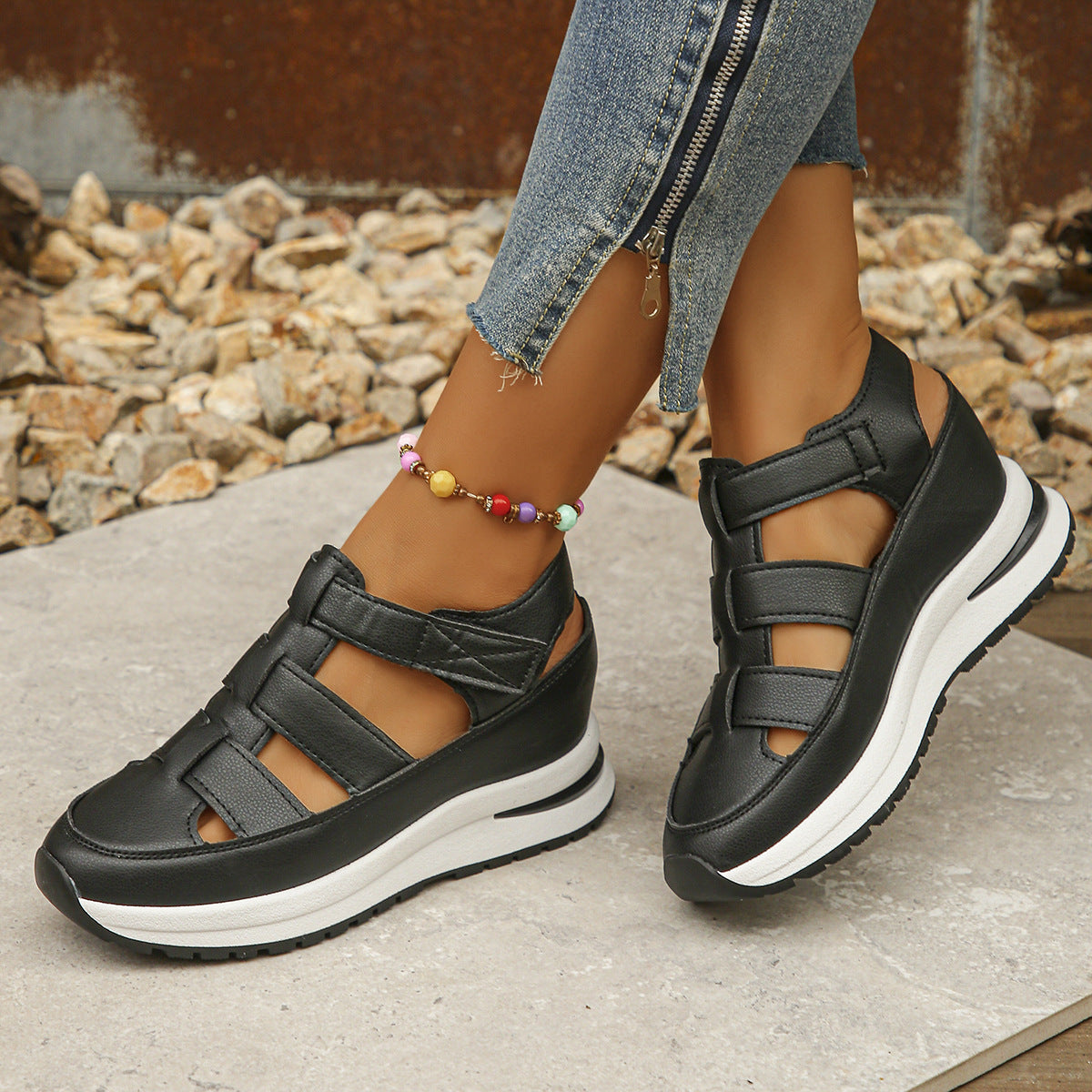 Women's wedge-heel sandals – Closed toe – Cut-out – Adjustable strap – Platform sole