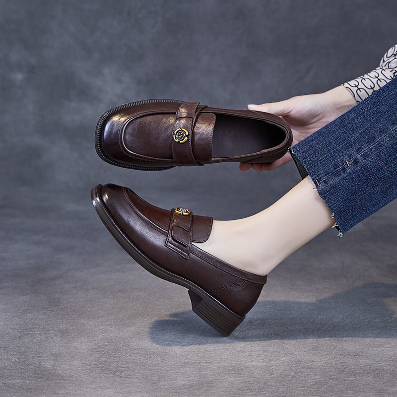Mocassins Femme – Coupe Slim – Bout Mocassiné – Détail Camélia – Talon Plat