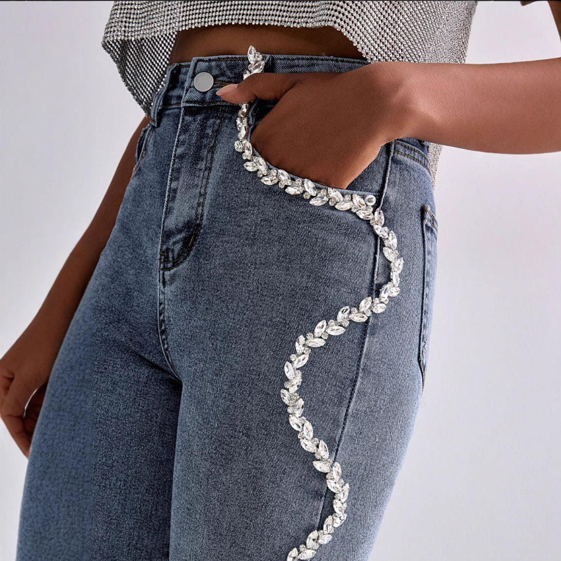 Jean droit femme – Coupe décontractée – Détail strass – Longueur cheville