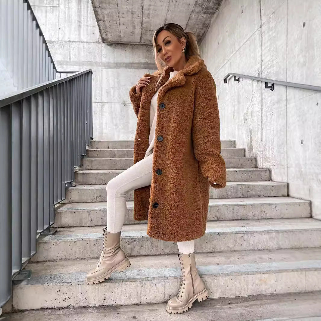 Women's long coat – Oversized cut – Plush texture – Notched collar – Buttons – Pockets