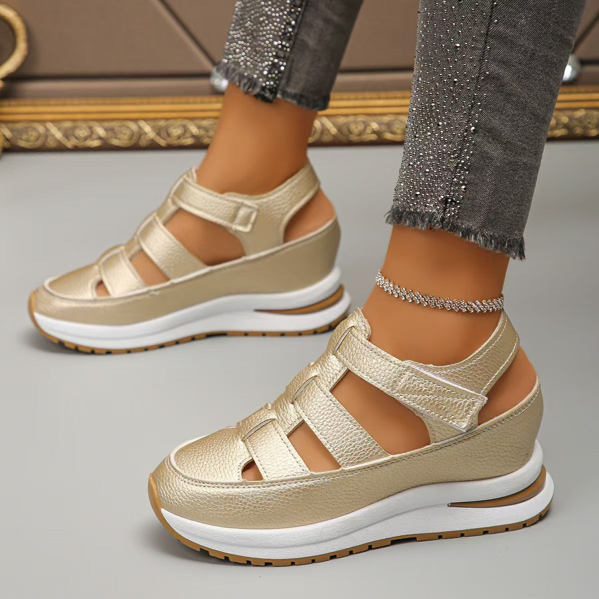 Women's wedge-heel sandals – Closed toe – Cut-out – Adjustable strap – Platform sole
