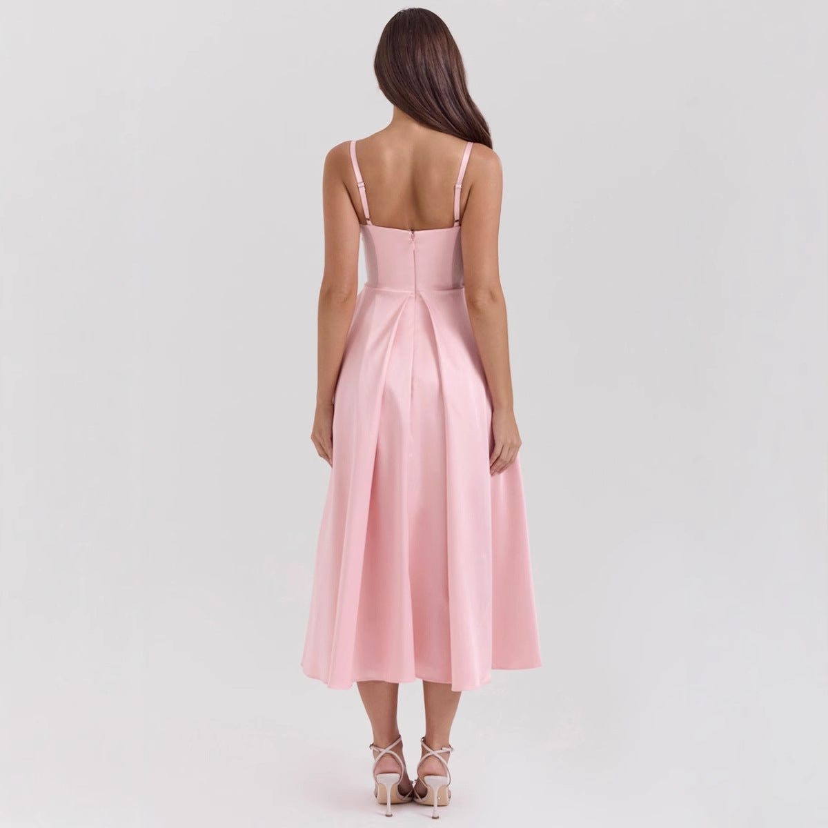 Robe femme satinée – Décolleté en V – Bretelles fines – Coupe évasée mi-longue