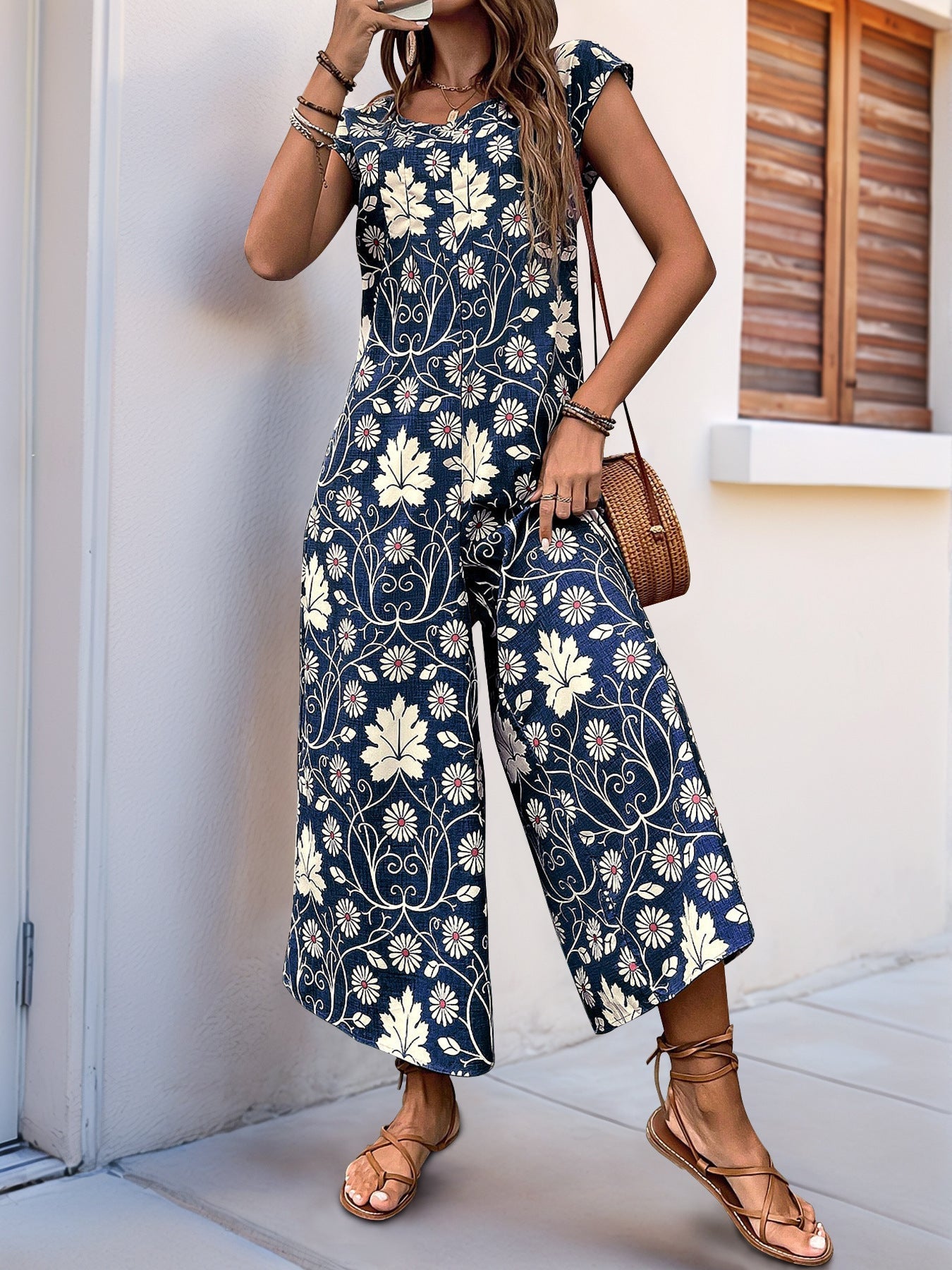 Women's jumpsuit – Relaxed fit – Wide legs – Short sleeves – Floral print