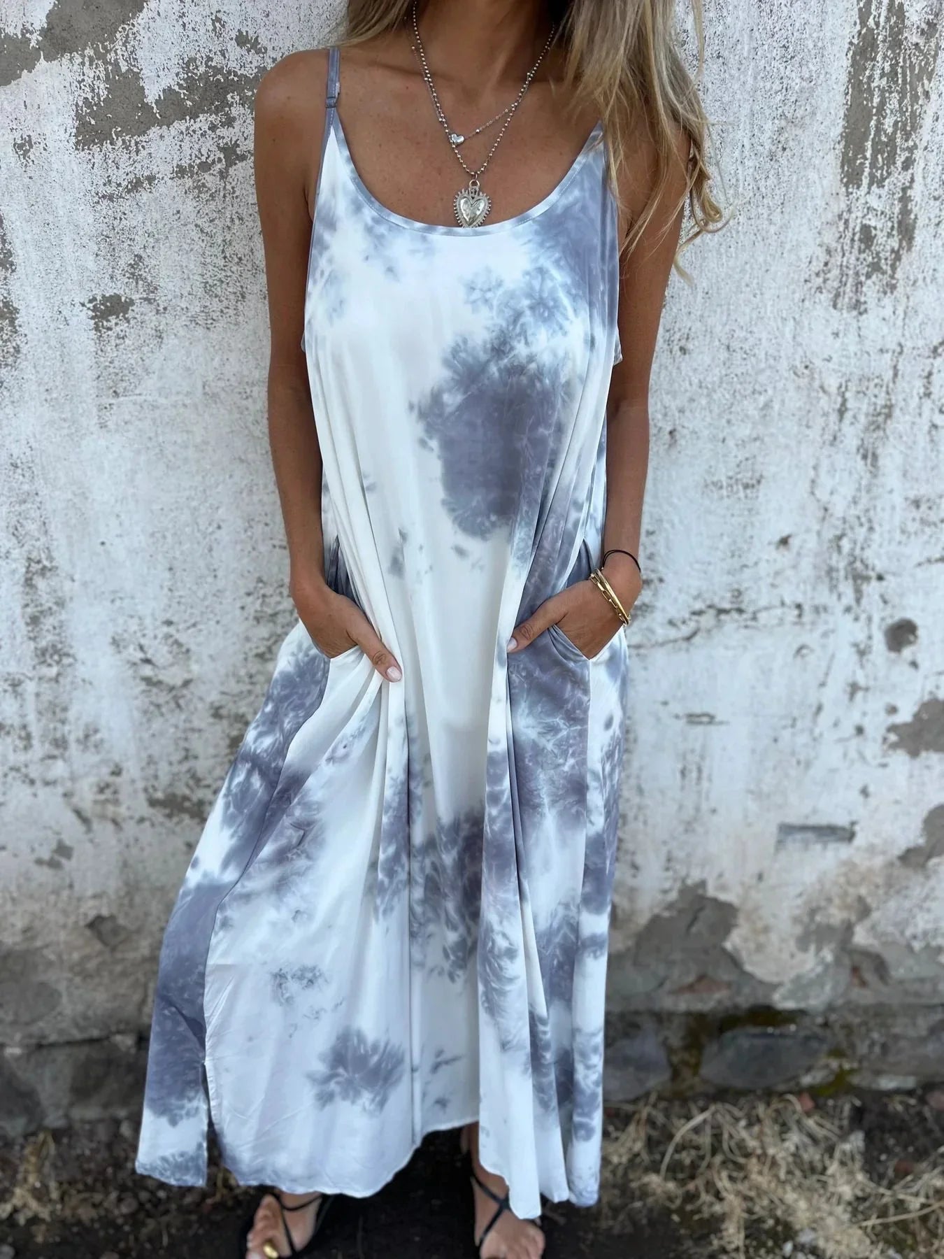 Women's long dress – Loose fit – Natural fibers – Adjustable straps – Pockets