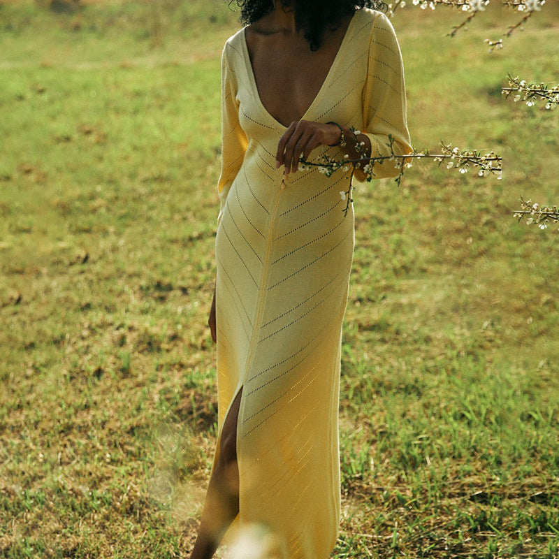 Robe longue femme – Maille douce – Coupe ajustée – Col en V – Fente haute – Manches longues ajourées