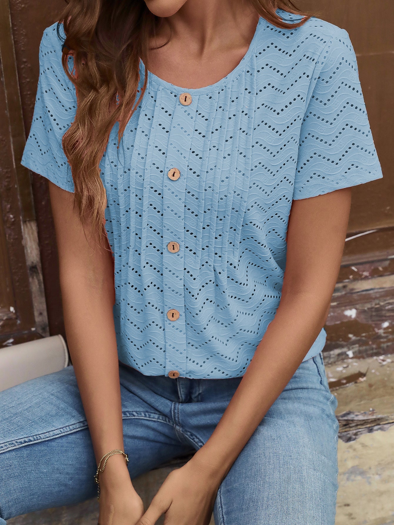 Women's T-shirt – Relaxed Fit – Embroidered Details – Pleated Front – Buttoned
