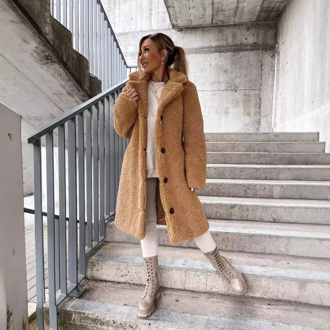 Women's long coat – Oversized cut – Plush texture – Notched collar – Buttons – Pockets