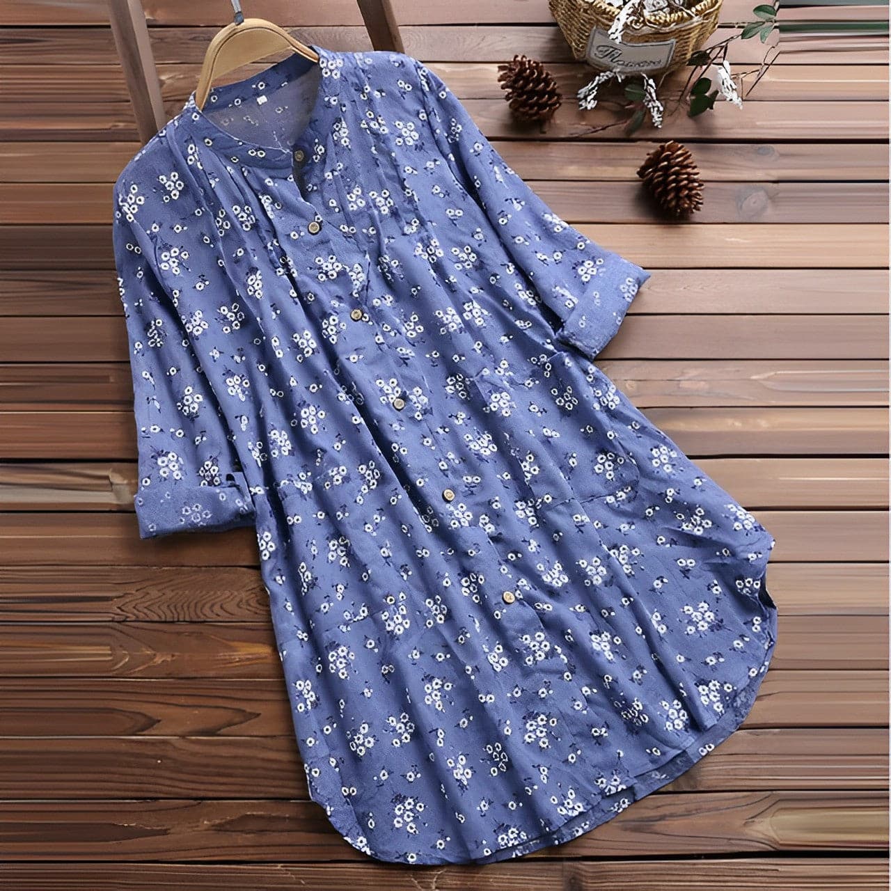 Women's blouse – Loose fit – Breathable fabric – Long roll-up sleeves – V-neck