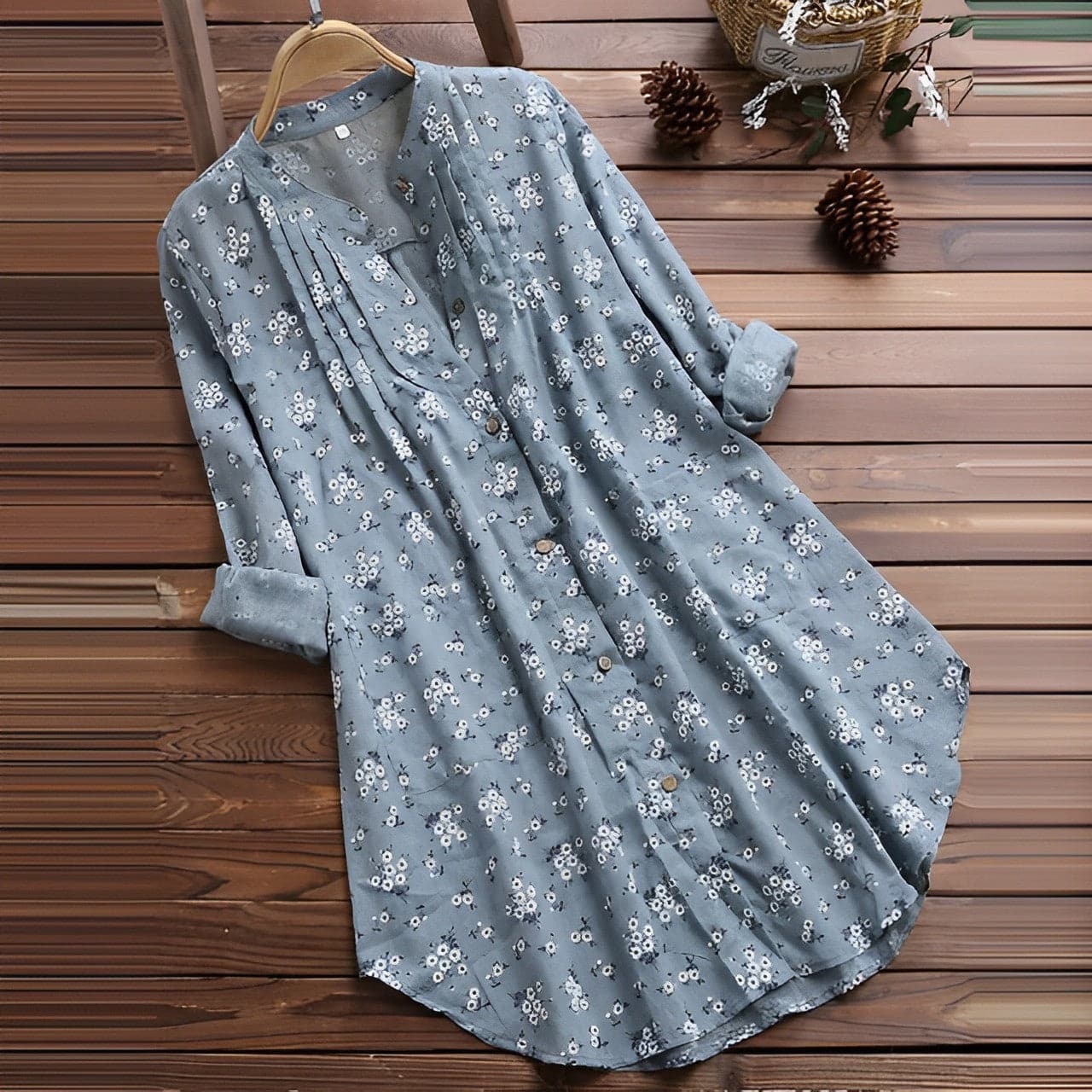 Women's blouse – Loose fit – Breathable fabric – Long roll-up sleeves – V-neck
