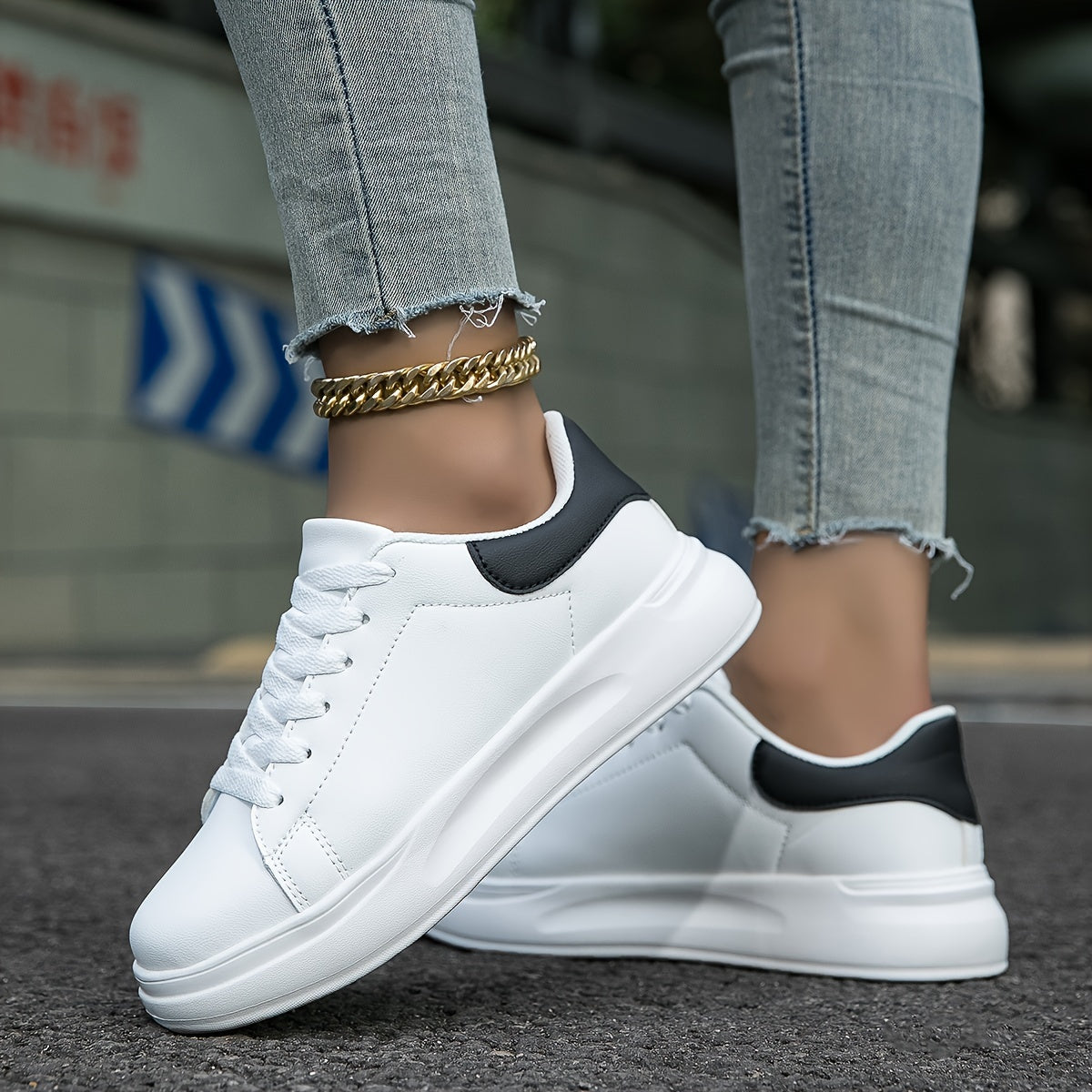 Baskets femme basses – Similicuir lisse – Silhouette classique – Lacets confortables