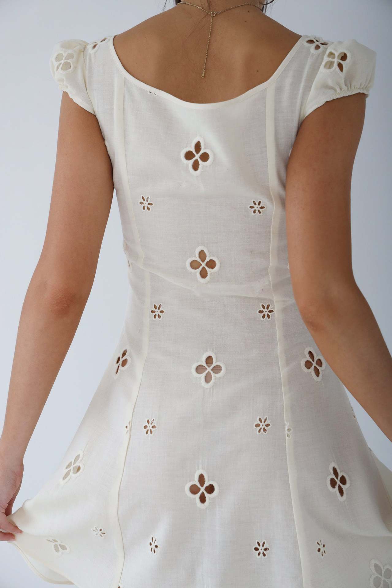 Robe femme midi – Coupe ajustée – Broderies ajourées – Manches courtes – Décolleté V