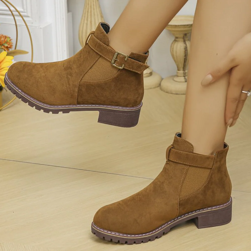 Bottines femme – Texture suédée – Bride à boucle – Panneau élastique – Semelle crantée
