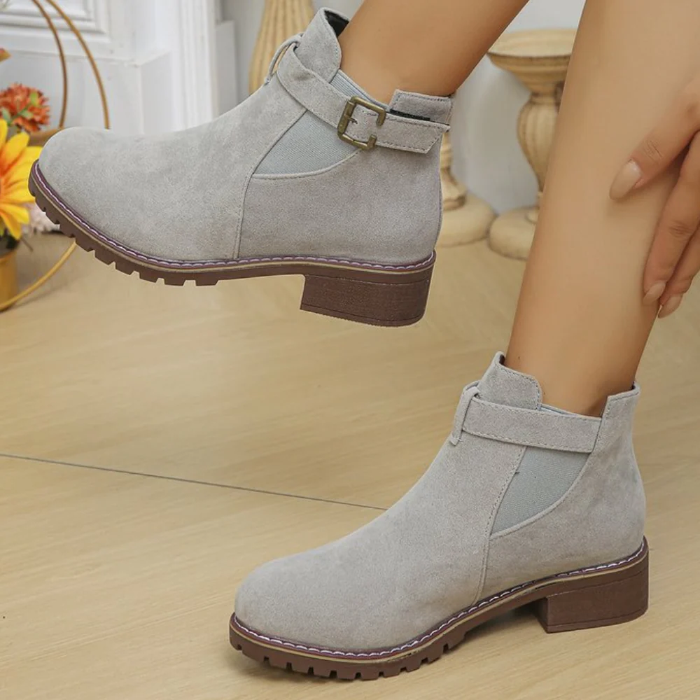 Bottines femme – Texture suédée – Bride à boucle – Panneau élastique – Semelle crantée
