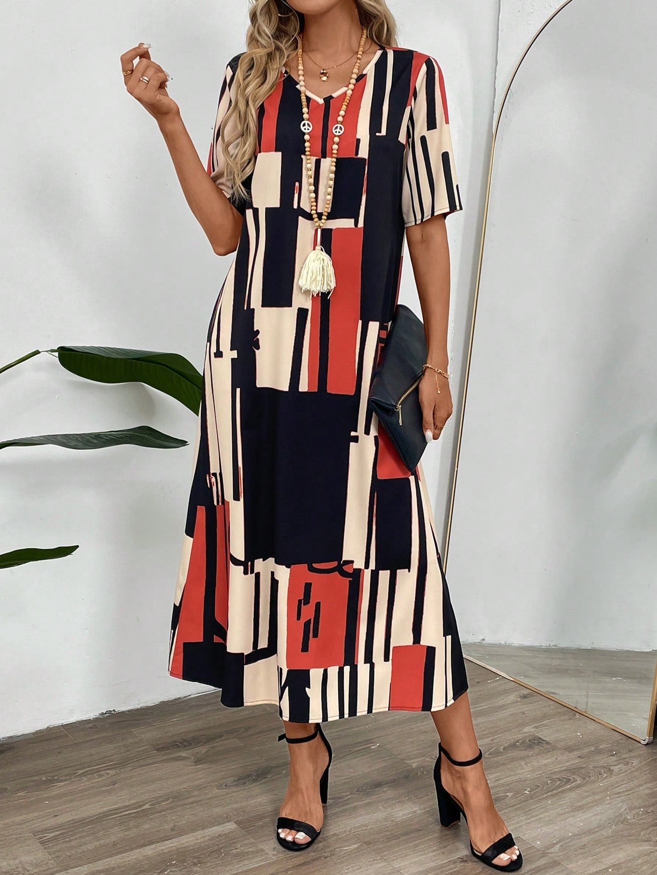 Women's long dress – Loose fit – V-neck – Short sleeves – Fluid abstract prints