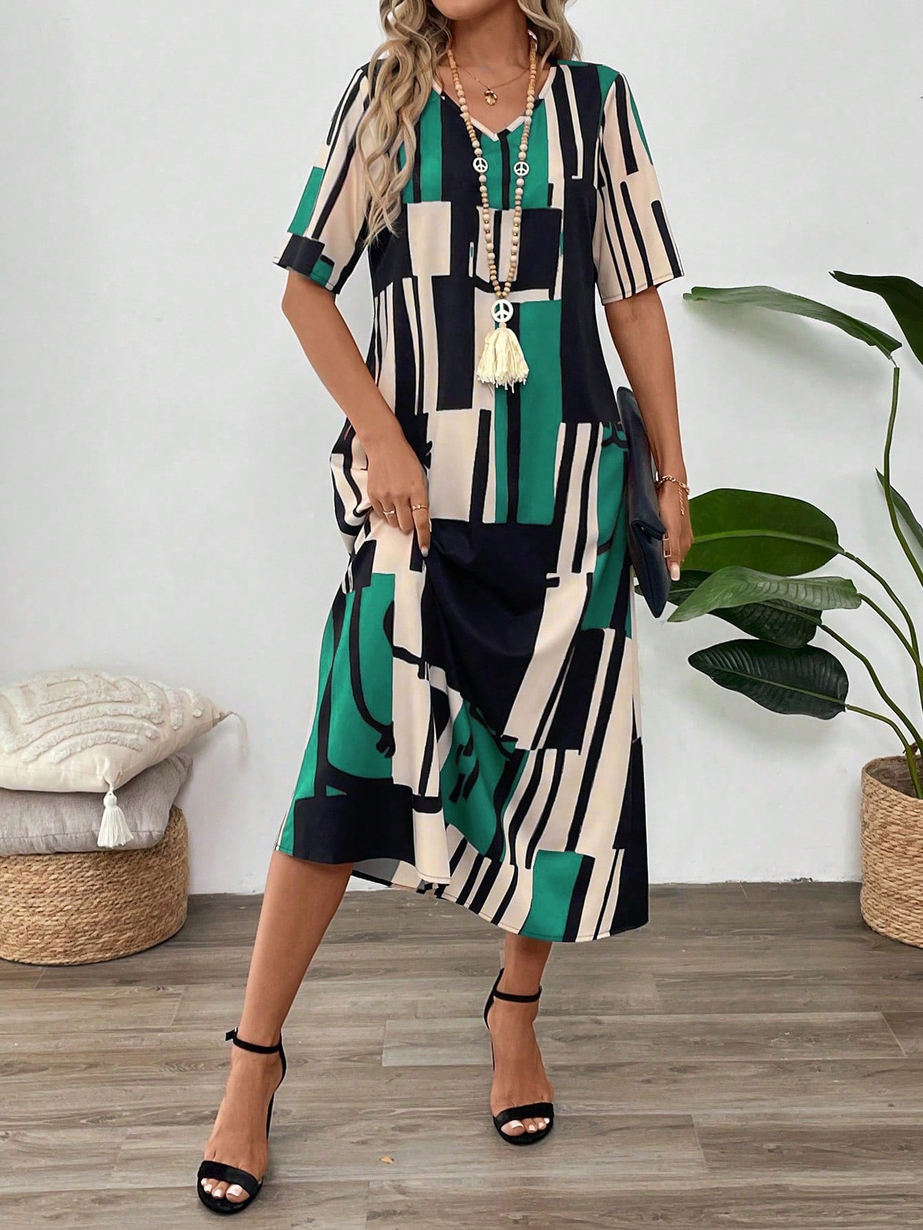 Women's long dress – Loose fit – V-neck – Short sleeves – Fluid abstract prints