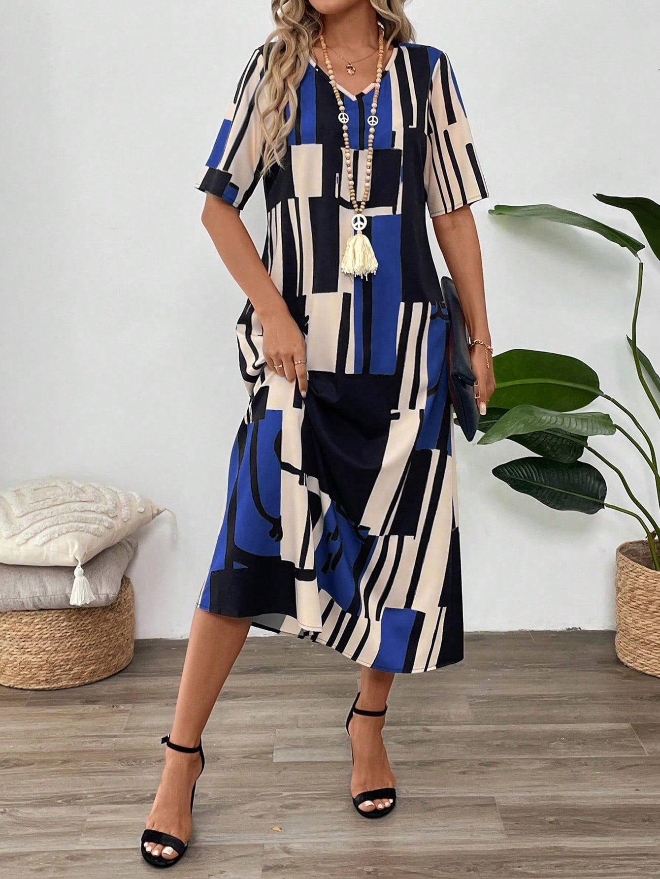 Women's long dress – Loose fit – V-neck – Short sleeves – Fluid abstract prints