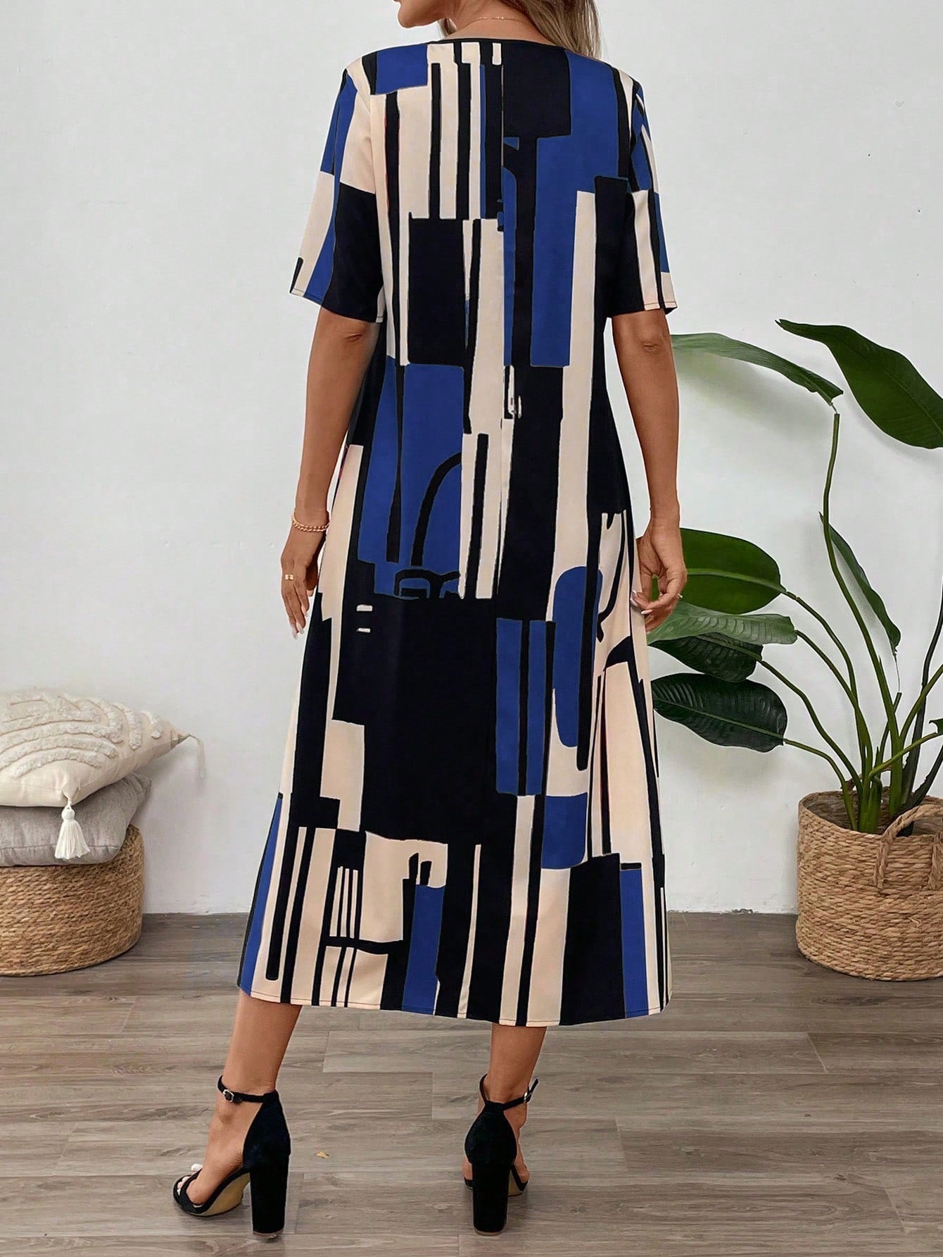 Women's long dress – Loose fit – V-neck – Short sleeves – Fluid abstract prints